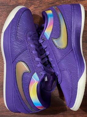 Nike size 9 purple shoes
